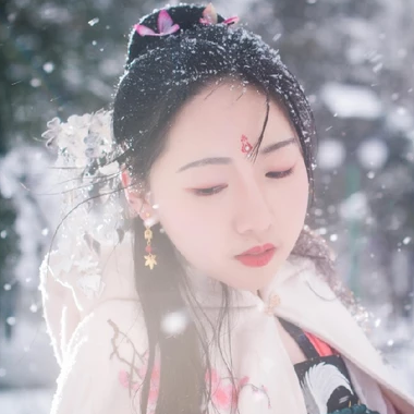 雪地帶披風女生頭像，唯美古風真人頭像