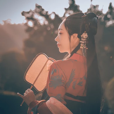 嬌艷紅衣帶傘生頭像，唯美古風(fēng)真人頭像