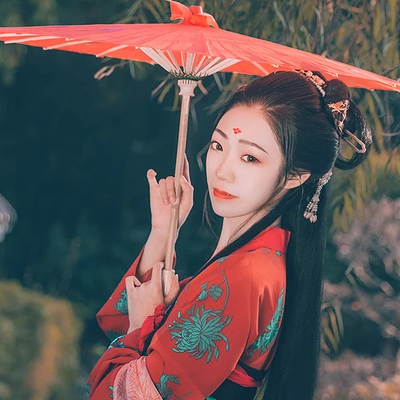 嬌艷紅衣帶傘生頭像，唯美古風(fēng)真人頭像