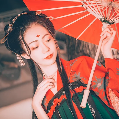 嬌艷紅衣帶傘生頭像，唯美古風(fēng)真人頭像