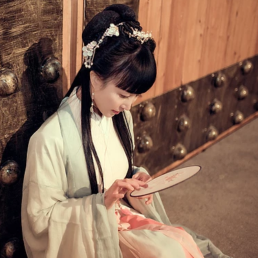 素雅帶團(tuán)扇生頭像，唯美古風(fēng)真人頭像