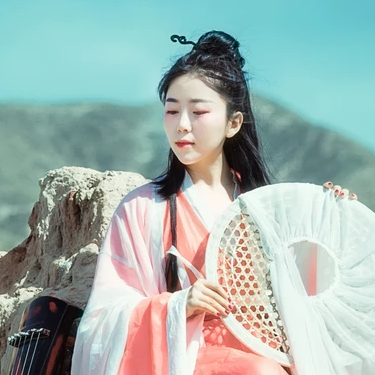 文藝俠客帶兵器女生頭像，唯美古風真人頭像