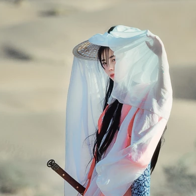 文藝俠客帶兵器女生頭像，唯美古風真人頭像