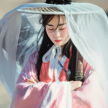 文藝俠客帶兵器女生頭像，唯美古風真人頭像