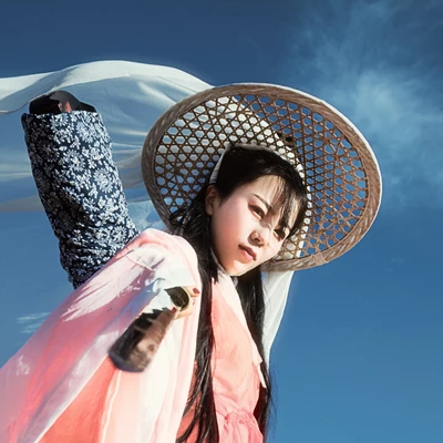 文藝俠客帶兵器女生頭像，唯美古風真人頭像