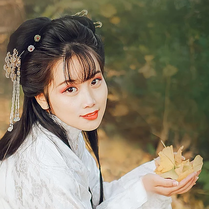 秋落意境帶團(tuán)扇女生頭像，唯美古風(fēng)真人頭像