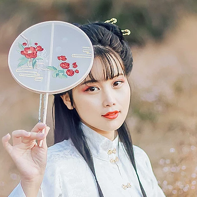 秋落意境帶團(tuán)扇女生頭像，唯美古風(fēng)真人頭像