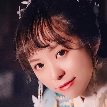 月夜帶團扇女生頭像，唯美古風真人頭像