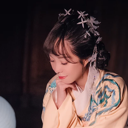 月夜帶團扇女生頭像，唯美古風真人頭像