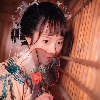 月夜帶團扇女生頭像，唯美古風真人頭像