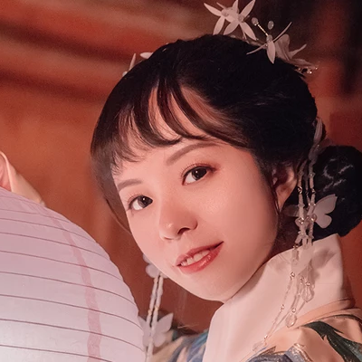 月夜帶團扇女生頭像，唯美古風真人頭像