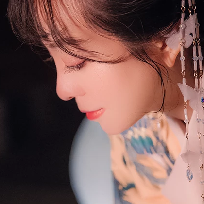 月夜帶團扇女生頭像，唯美古風真人頭像