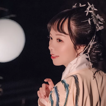 月夜帶團扇女生頭像，唯美古風真人頭像