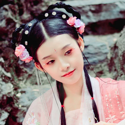 粉衣少女心帶團(tuán)扇女生頭像，唯美古風(fēng)真人頭像