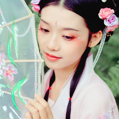 粉衣少女心帶團(tuán)扇女生頭像，唯美古風(fēng)真人頭像