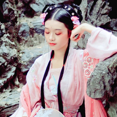 粉衣少女心帶團(tuán)扇女生頭像，唯美古風(fēng)真人頭像