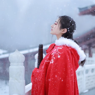 雪飄飄紅衣帶傘女生頭像，唯美古風(fēng)真人頭像