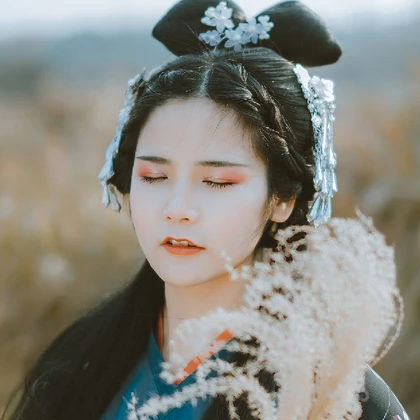 蘆葦飄揚(yáng)女生頭像，唯美古風(fēng)真人頭像