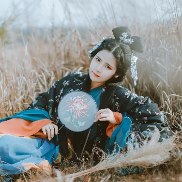 蘆葦飄揚(yáng)女生頭像，唯美古風(fēng)真人頭像