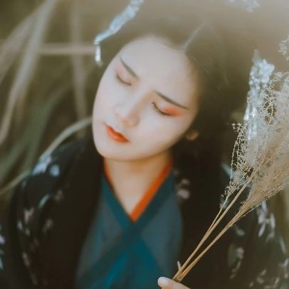 蘆葦飄揚(yáng)女生頭像，唯美古風(fēng)真人頭像