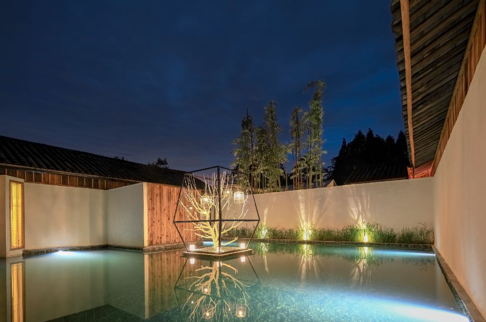 路之青城，在應(yīng)該努力的年紀(jì)留下精彩的痕跡！