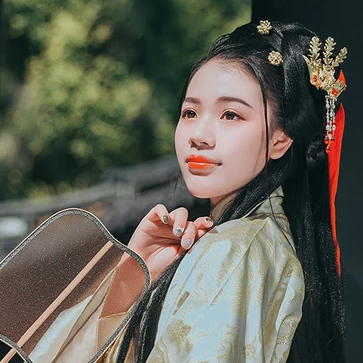 樹蔭帶團(tuán)扇女生頭像，唯美古風(fēng)真人頭像