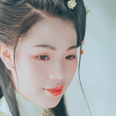 樹蔭帶團(tuán)扇女生頭像，唯美古風(fēng)真人頭像