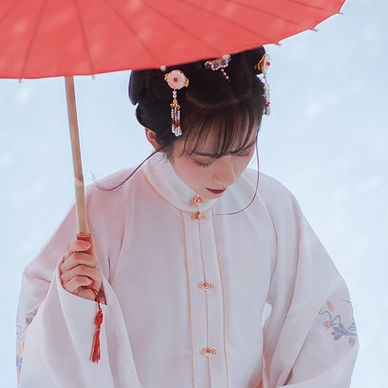 白衣白雪帶傘女生頭像，唯美古風(fēng)真人頭像