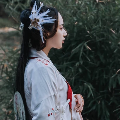 典雅帶團(tuán)扇女生頭像，唯美古風(fēng)真人頭像