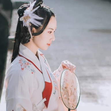 典雅帶團(tuán)扇女生頭像，唯美古風(fēng)真人頭像