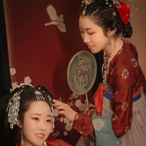 親密帶團(tuán)扇閨蜜頭像，唯美古風(fēng)真人頭像