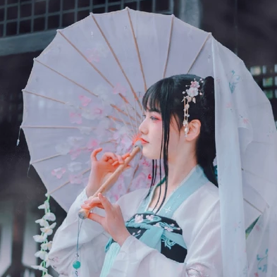 翩翩仙舞帶傘女生頭像，唯美古風(fēng)真人頭像