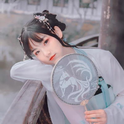 翩翩仙舞帶傘女生頭像，唯美古風(fēng)真人頭像