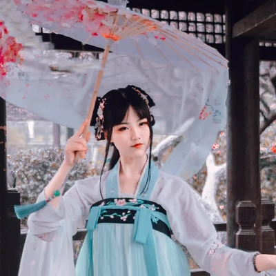 翩翩仙舞帶傘女生頭像，唯美古風(fēng)真人頭像