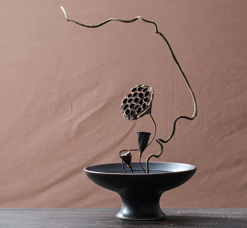 枯枝蓮蓬禪意插花藝術(shù)：創(chuàng)意日式花器插花