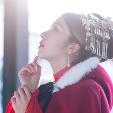 紅衣白雪女生頭像，唯美古風(fēng)真人頭像