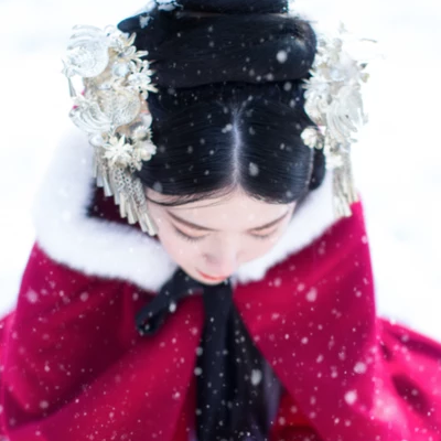 紅衣白雪女生頭像，唯美古風(fēng)真人頭像