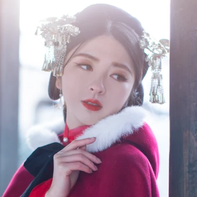 紅衣白雪女生頭像，唯美古風(fēng)真人頭像