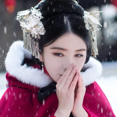 紅衣白雪女生頭像，唯美古風(fēng)真人頭像