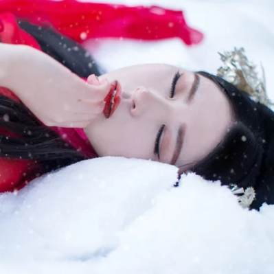 紅衣白雪女生頭像，唯美古風(fēng)真人頭像