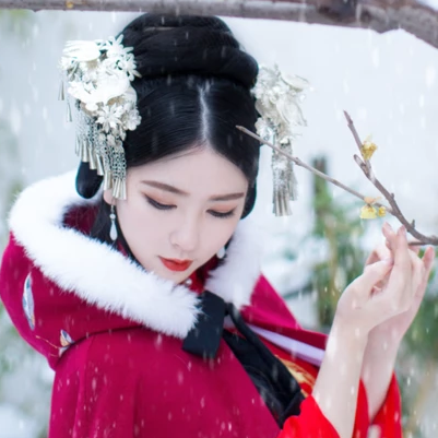 紅衣白雪女生頭像，唯美古風(fēng)真人頭像