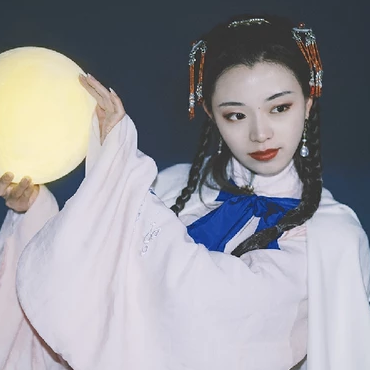 月色下拿燈女生頭像，唯美古風真人頭像