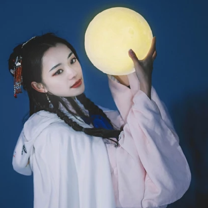 月色下拿燈女生頭像，唯美古風真人頭像