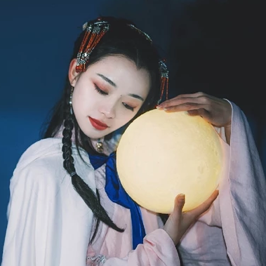 月色下拿燈女生頭像，唯美古風真人頭像