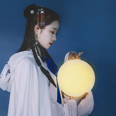 月色下拿燈女生頭像，唯美古風真人頭像