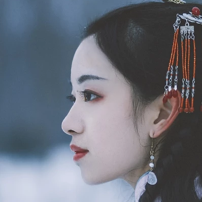 月色下拿燈女生頭像，唯美古風真人頭像