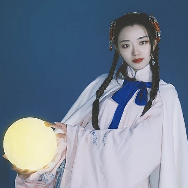 月色下拿燈女生頭像，唯美古風真人頭像