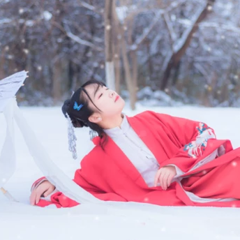 白雪紅衣女生頭像，唯美古風(fēng)真人頭像