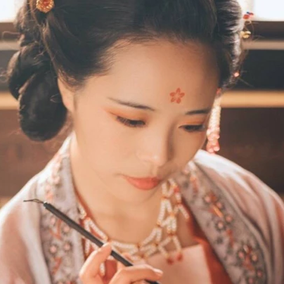 古典梅花妝女生頭像，唯美古風(fēng)真人頭像