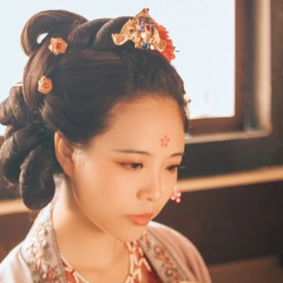 古典梅花妝女生頭像，唯美古風(fēng)真人頭像